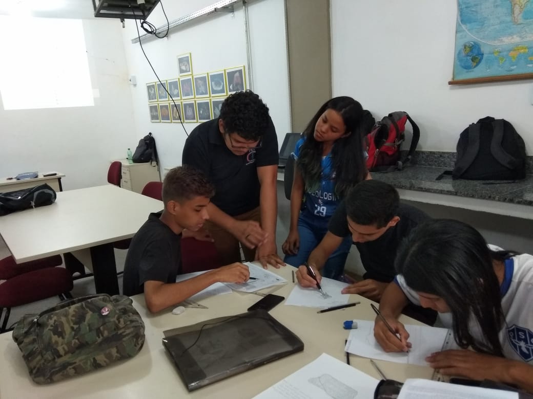 Petianos do Grupo PET-Geologia desenvolvendo atividade de monitoria com estudantes de disciplina Geologia Geral do Curso de Graduação em Geologia da UFPA